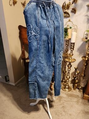 SHEIN Washed Blue Denim Boyfriend Jeans with Floral Stitching